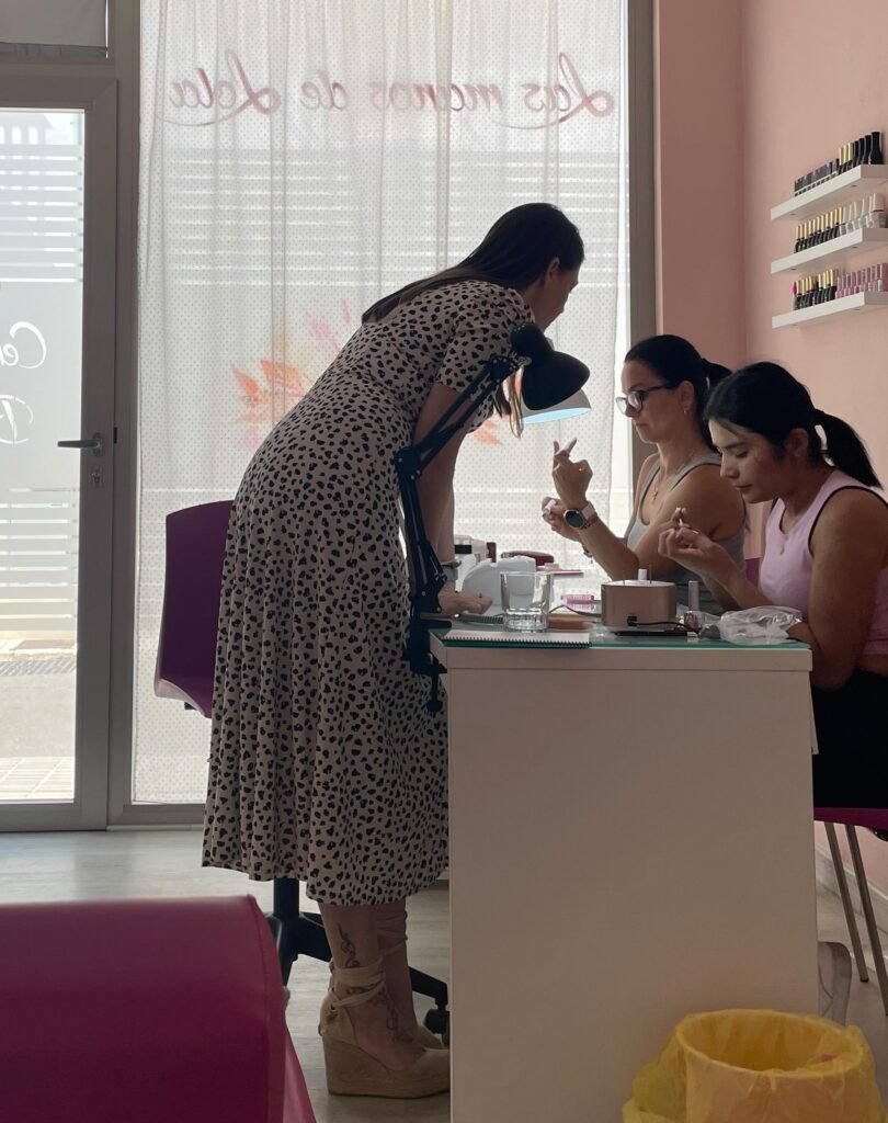 Lola formando alumnas